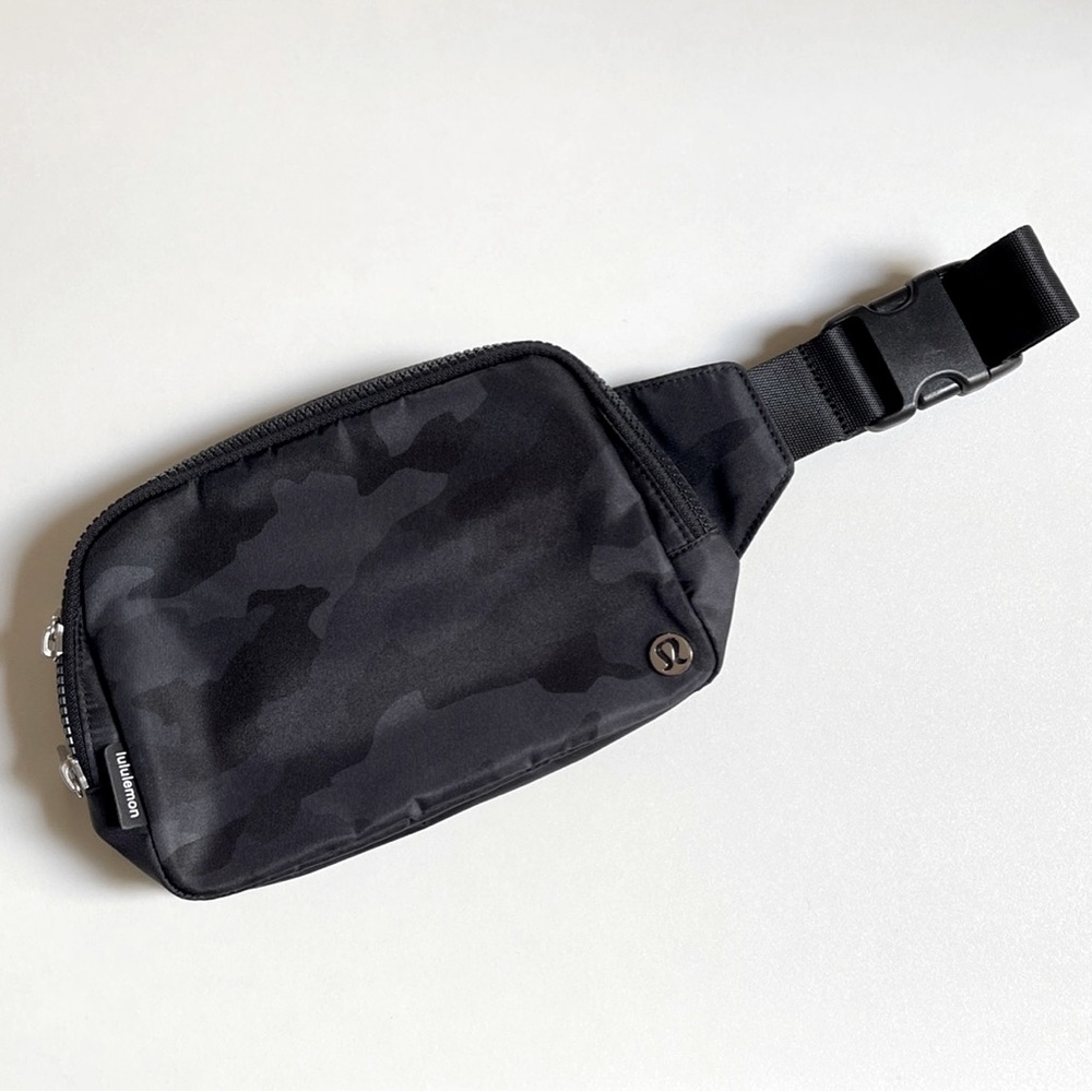 Lululemon Belt Bag 2L - Black Camo